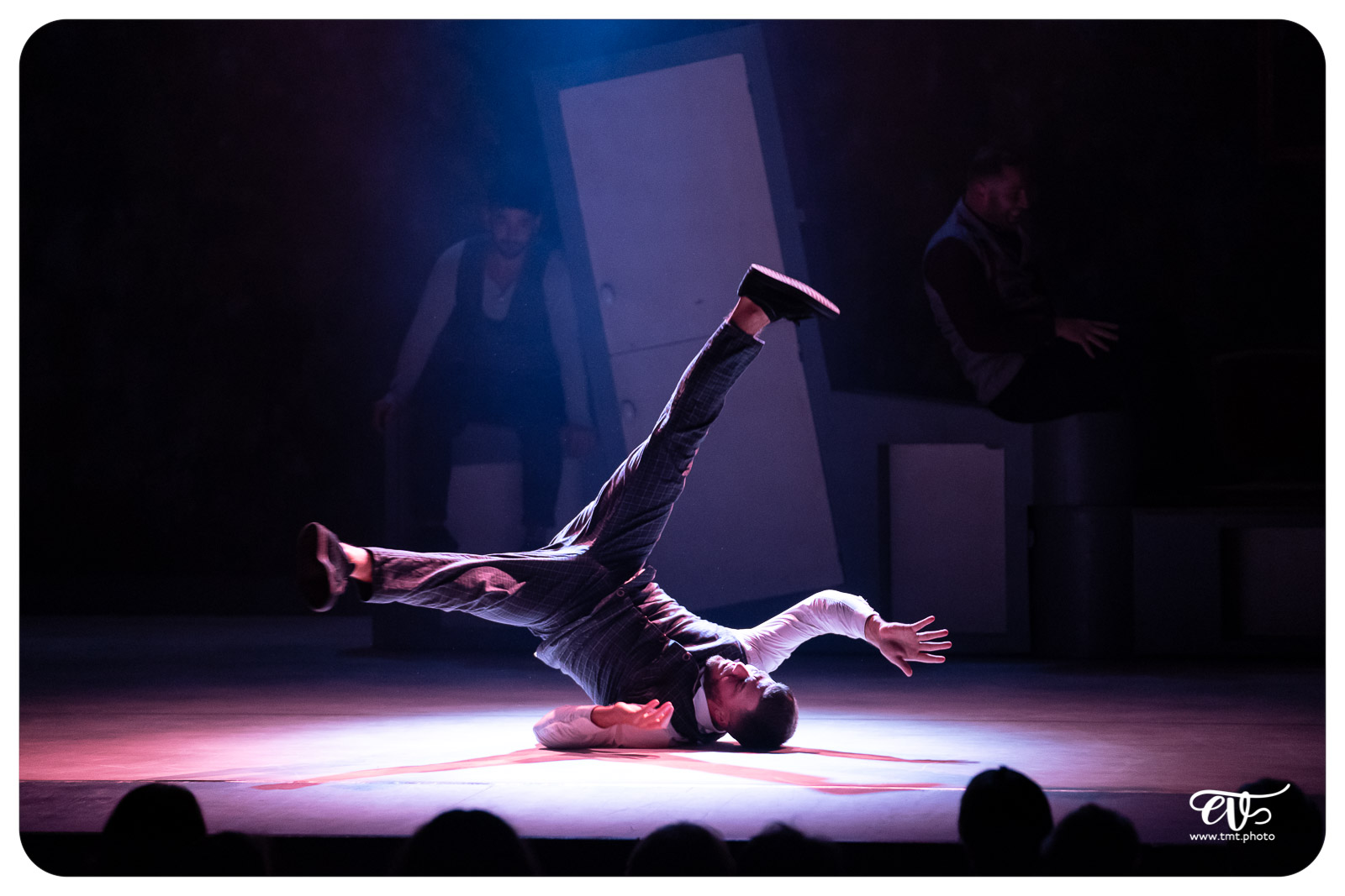 SUR LE FIL (CIE PYRAMID)